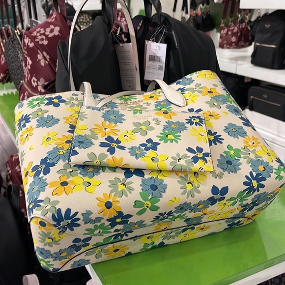 Kate Spade All Day Floral Medley Large Tote
COLOR:
Parchment Multi - Picture 6 of 16